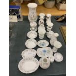 A COLLECTION OF AYNSLEY AND WEDGWOOD CHINA TO INCLUDE BOWLS, VASES, URNS, TRINKET BOXES, ETC