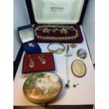 VARIOUS ITEMS OF JEWELLERY TO INCLUDE A MARKED SILVER NECKLACE WITH TWO SAPPHIRE PENDANTS, A