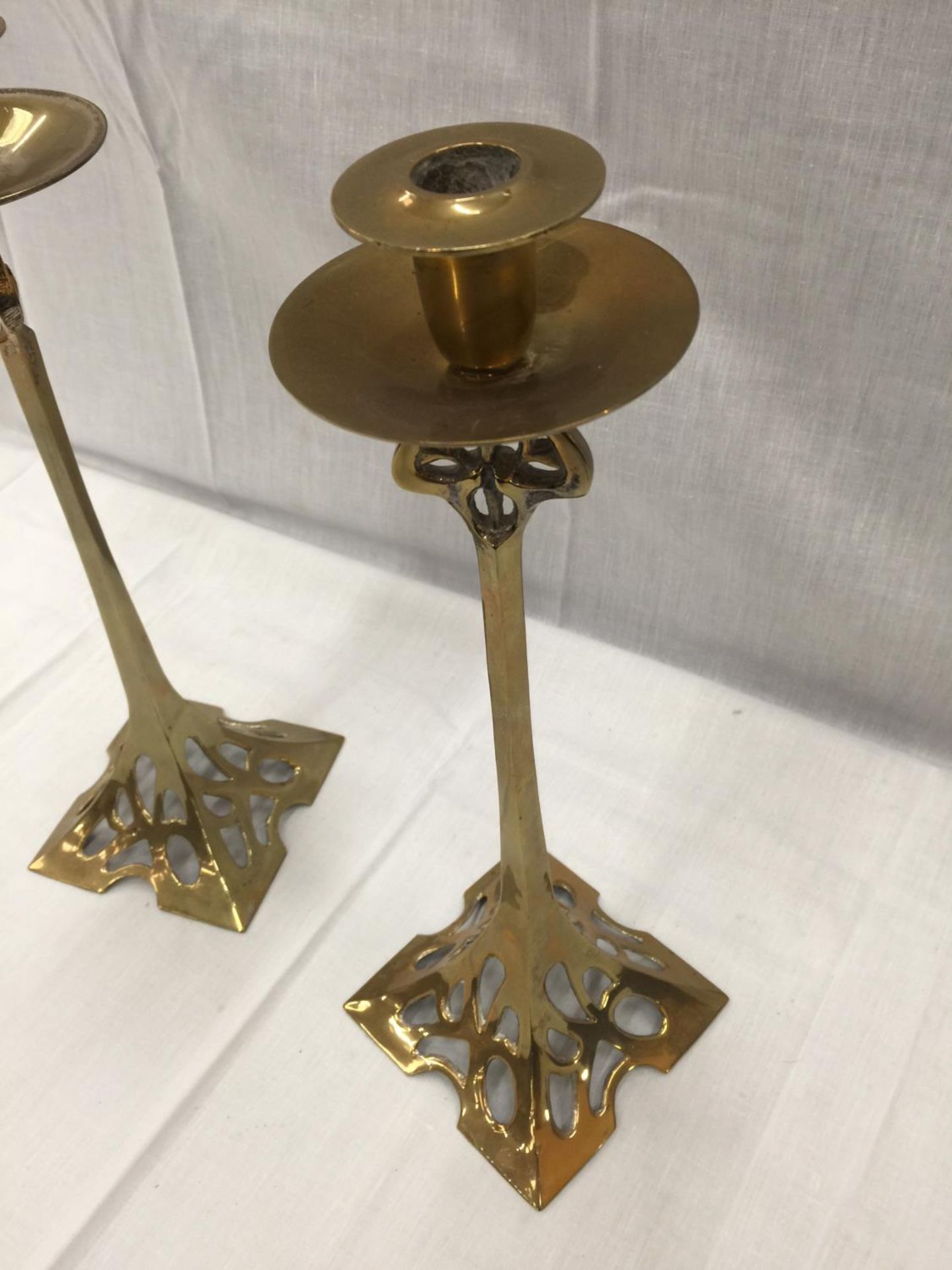 A PAIR OF TALL BRASS ARTS & CRAFTS STYLE CANDLESTICKS 38CM TALL - Image 3 of 3