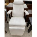 A MODERN CREAM FAUX LEATHER ADJUSTABLE CHAIR