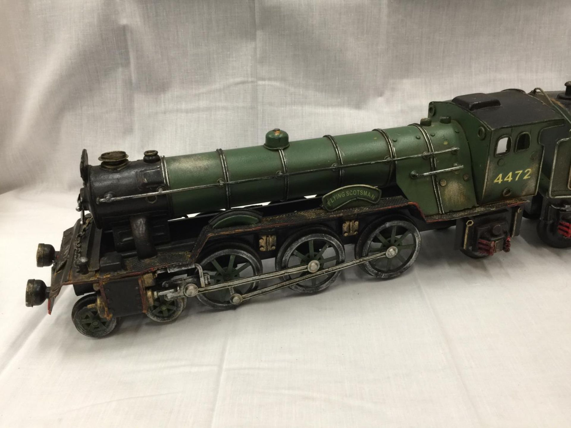 A VINTAGE 1950'S METAL MODEL OF THE FLYING SCOTSMAN WITH TENDER HEIGHT 13CM LENGTH 67CM - Image 2 of 6