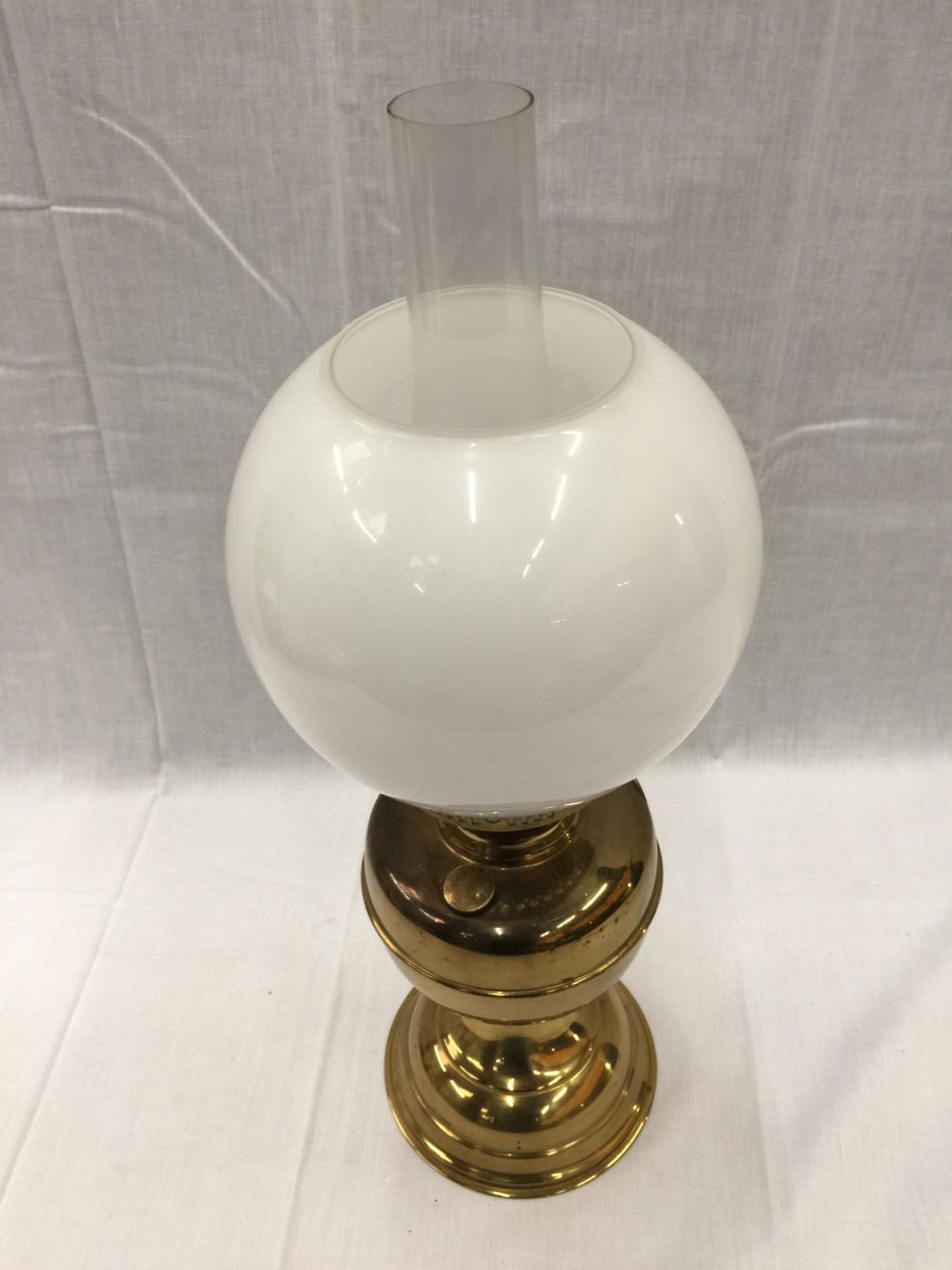 A HEAVY BRASS OIL LAMP WITH GLASS CHIMNEY AND MILK GLASS SHADE, HEIGHT APPROX 50CM - Image 4 of 4