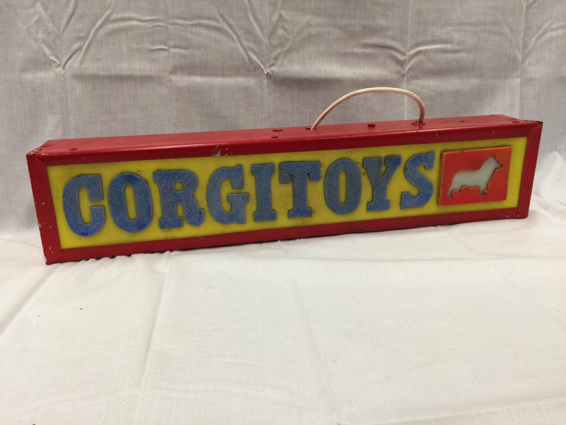 A CORGI TOYS ILLUMINATED LIGHT BOX SIGN 70CM X 15CM - Image 3 of 3