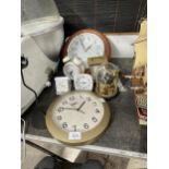 AN ASSORTMENT OF CLOCKS TO INCLUDE WAL CLOCKS, CARRIAGE CLOCKS AND AN ANIVERSARY CLOCK ETC