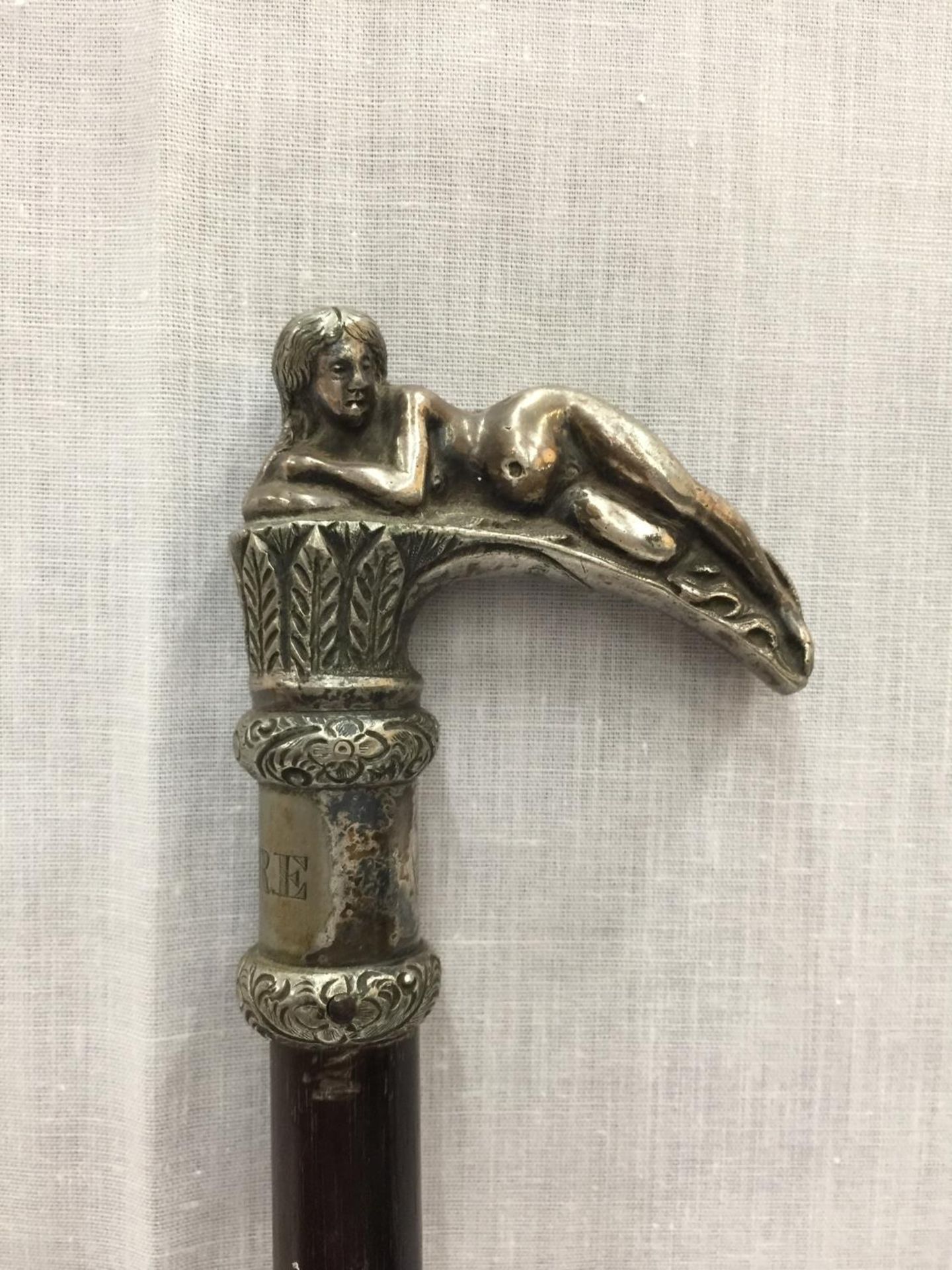 AN EBONISED WALKING STICK WITH A WHITE METAL HANDLE DEPICTING A NUDE LADY - Image 2 of 4