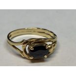 A 9 CARAT GOLD RING WITH A SOLITAIRE SAPPHIRE AND BEAD DESIGN SIZE K/L