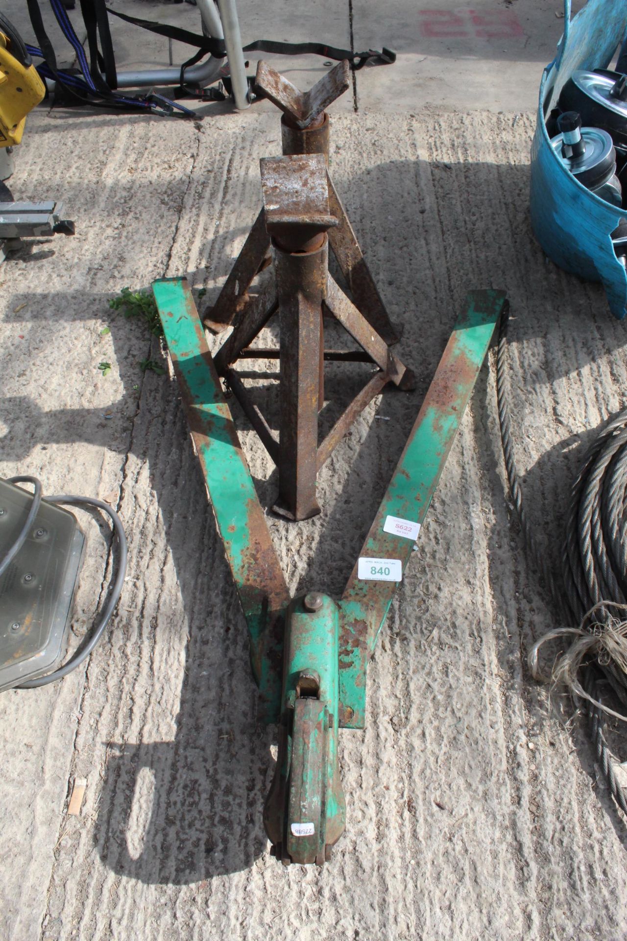 3 AXLE STAND AND TRAILER HITCH NO VAT