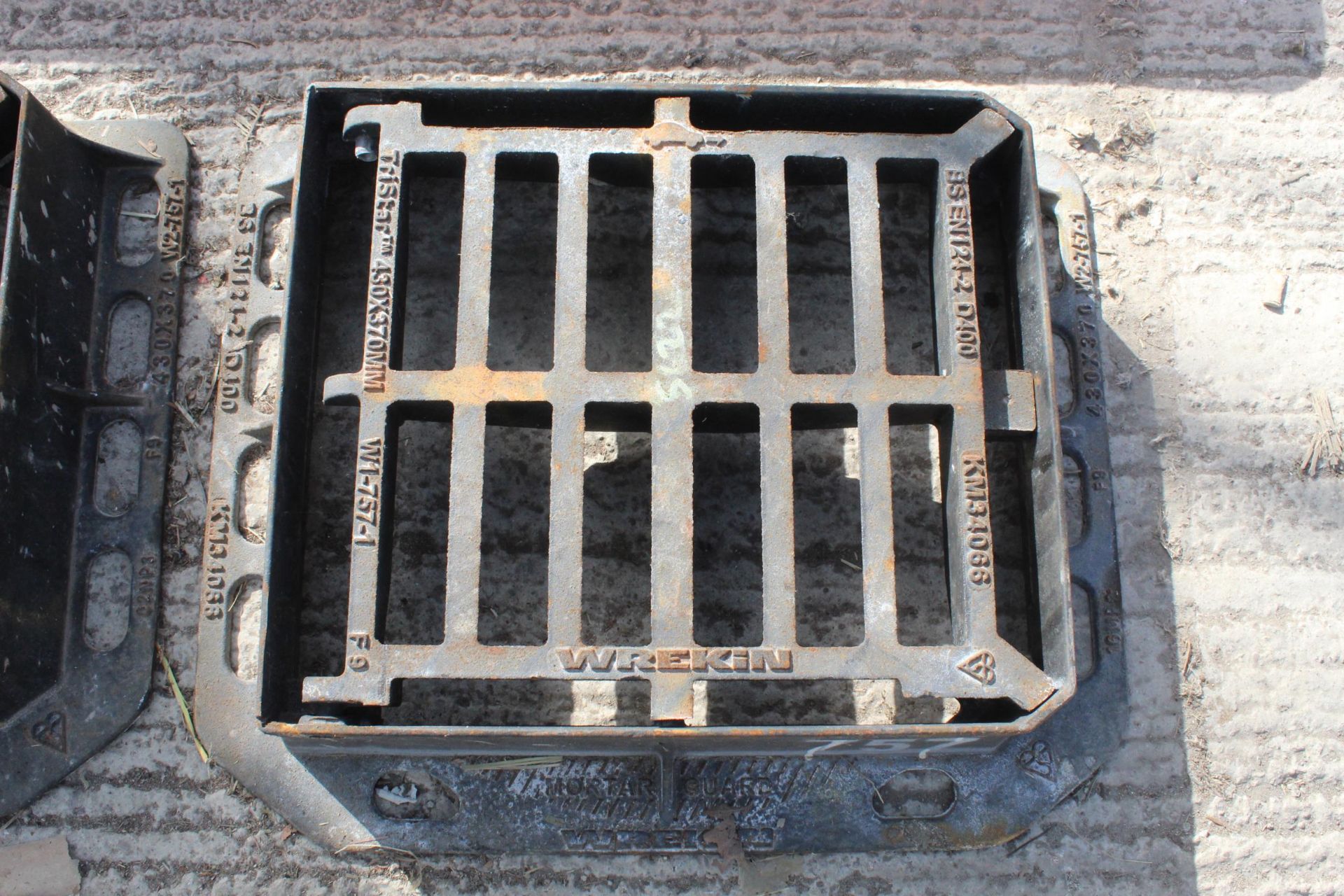 MANHOLE COVER NO VAT - Image 3 of 3