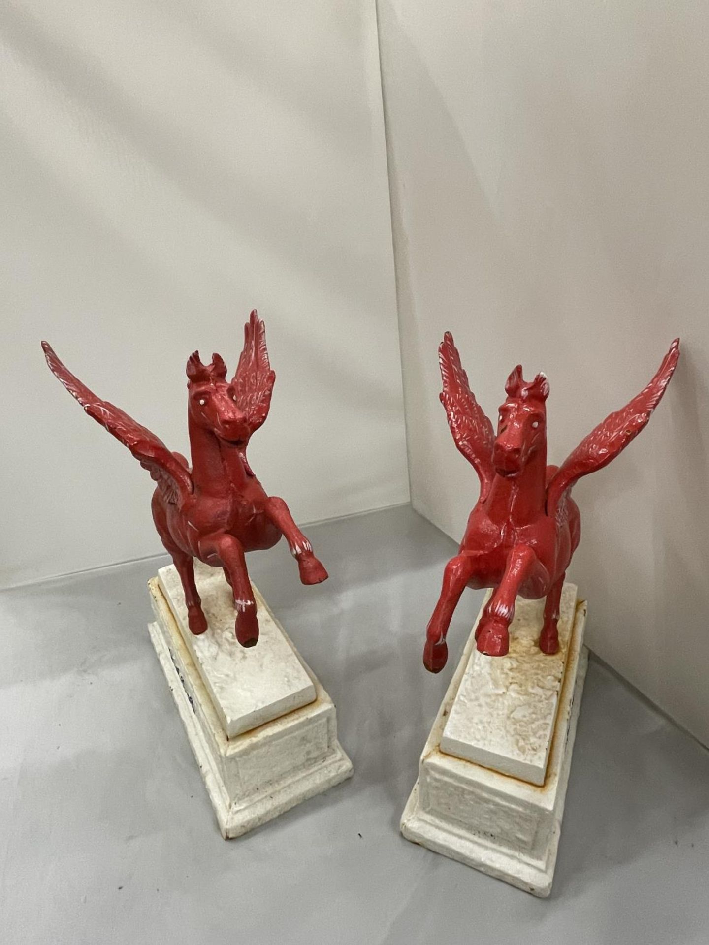 A PAIR OF HEAVY CAST MOBIL OIL PEGASUS STATUES HEIGHT 34CM LENGTH LENGTH 29CM - Image 4 of 4