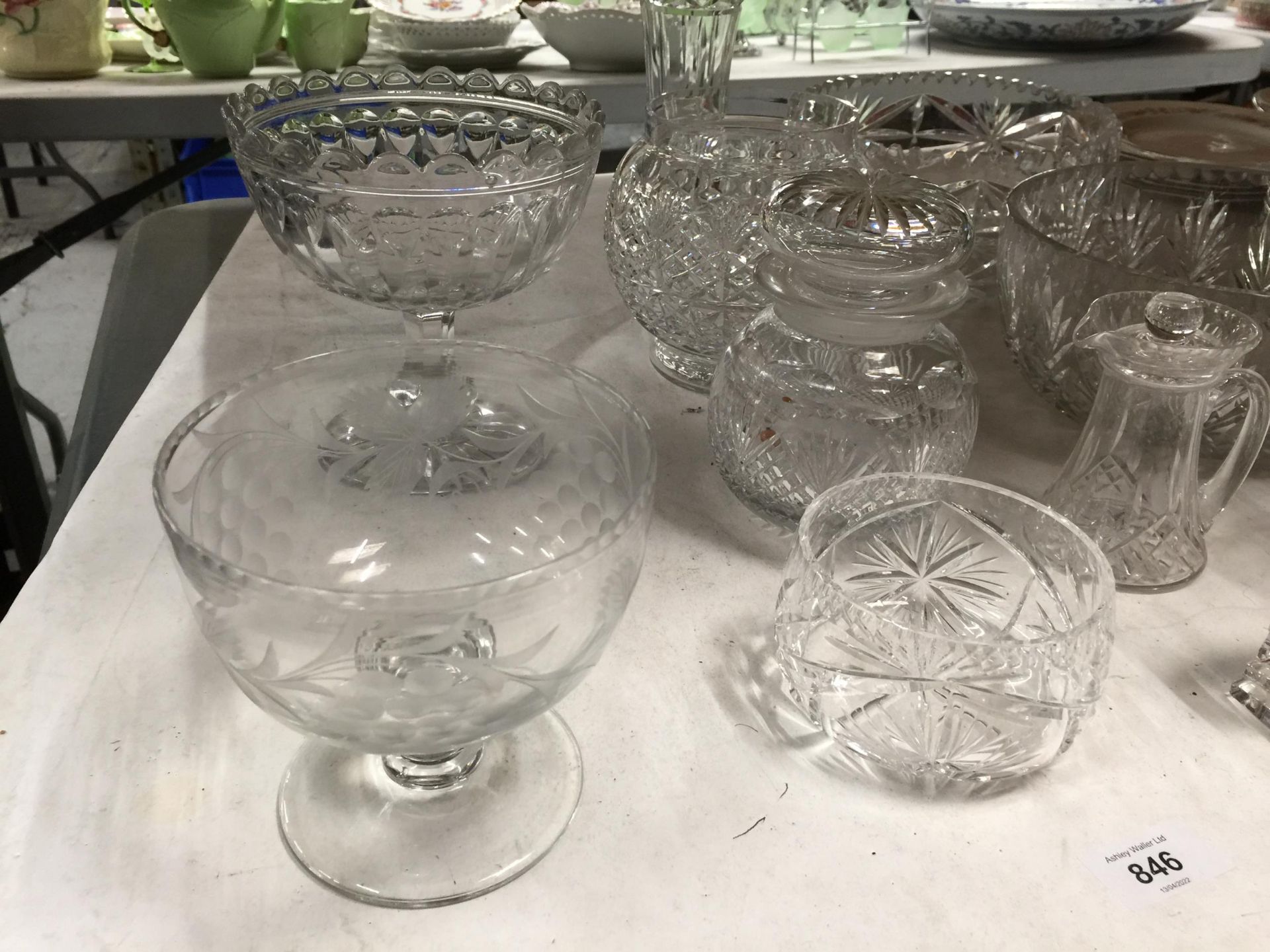 A QUANTITY OF GLASSWARE TO INCLUDE BOWLS, VASES, JUGS, ETC - Image 3 of 8