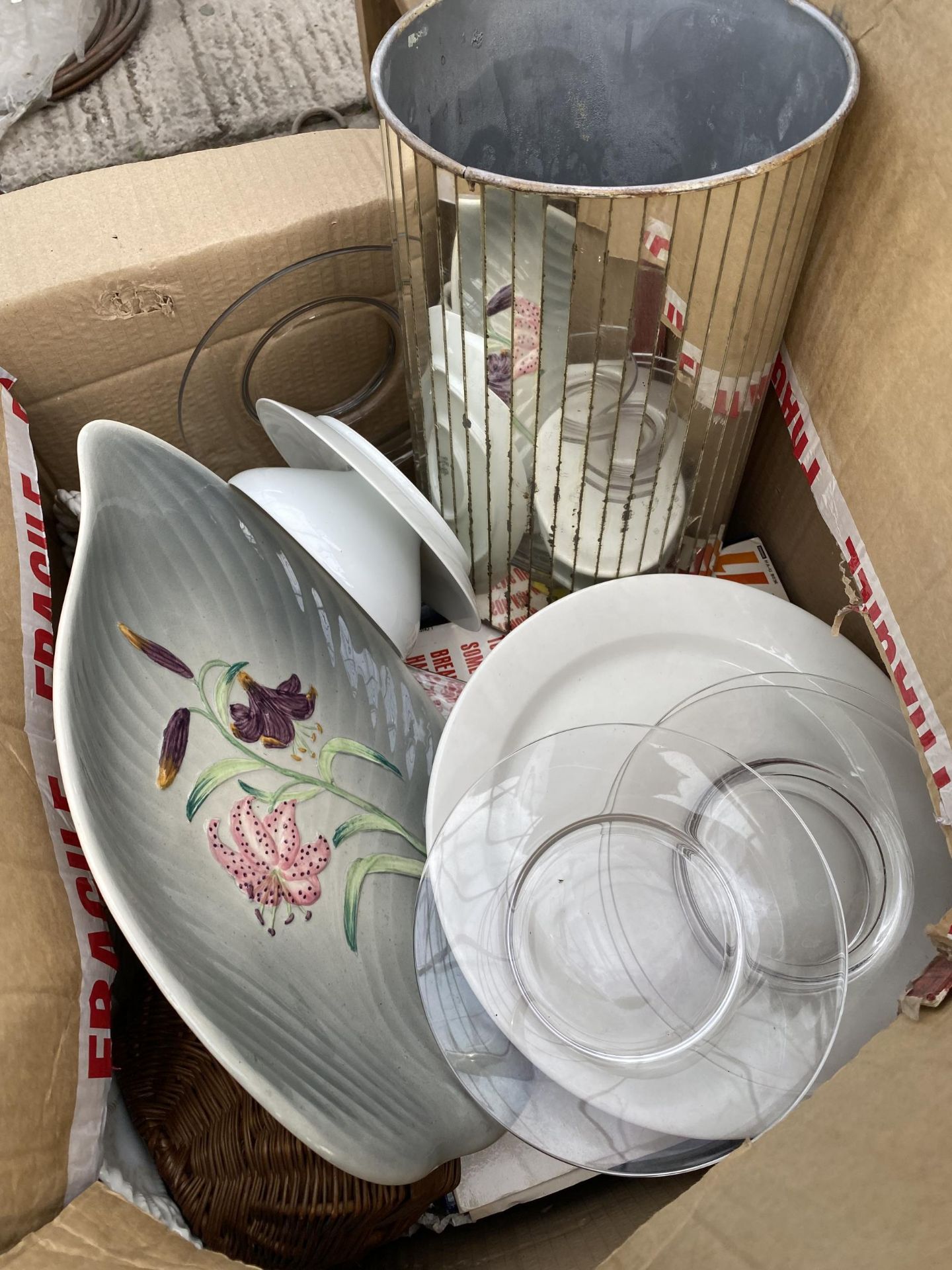 AN ASSORTMENT OF HOUSEHOLD CLEARANCE ITEMS TO INCLUDE CERAMICS AND LAMP SHADES ETC - Image 2 of 5