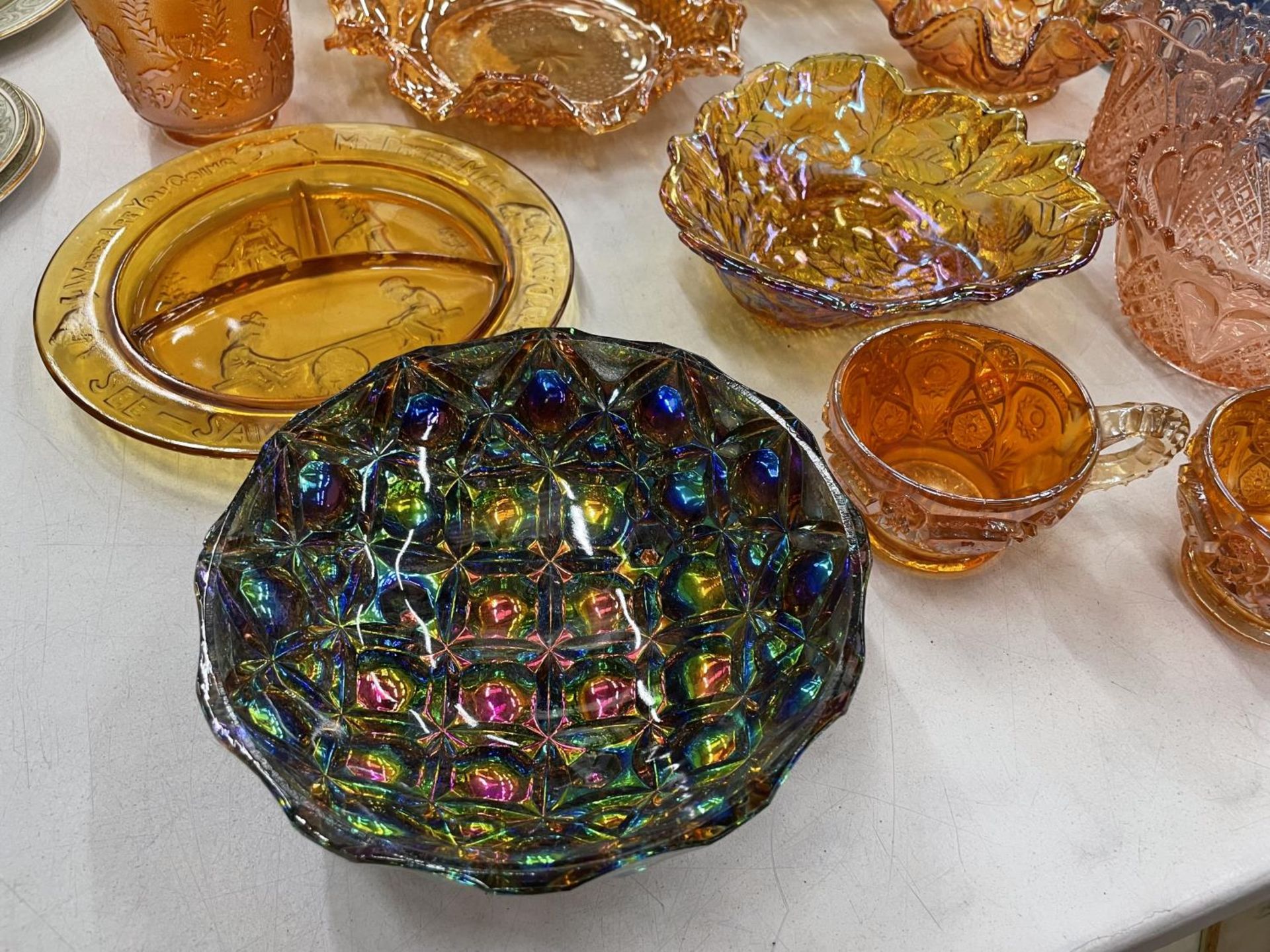 A QUANTITY OF MAINLY AMBER COLOURED CARNIVAL GLASS TO INCLUDE BOWLS, CUPS, ETC - Image 2 of 6