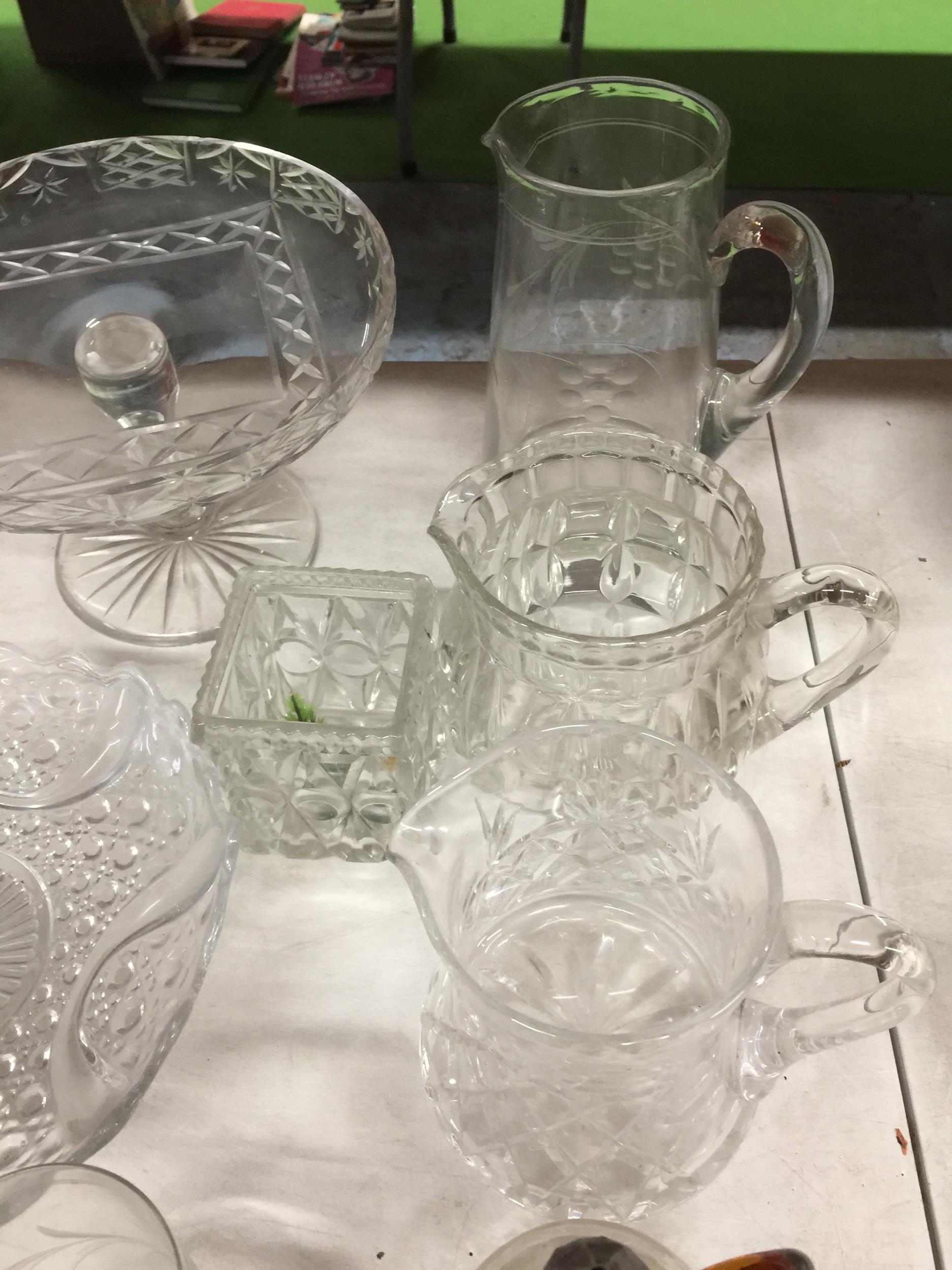 A QUANTITY OF GLASSWARE INCLUDING ETCHED TUMBLERS, CAKE STANDS, JUGS, ETC - Image 3 of 6