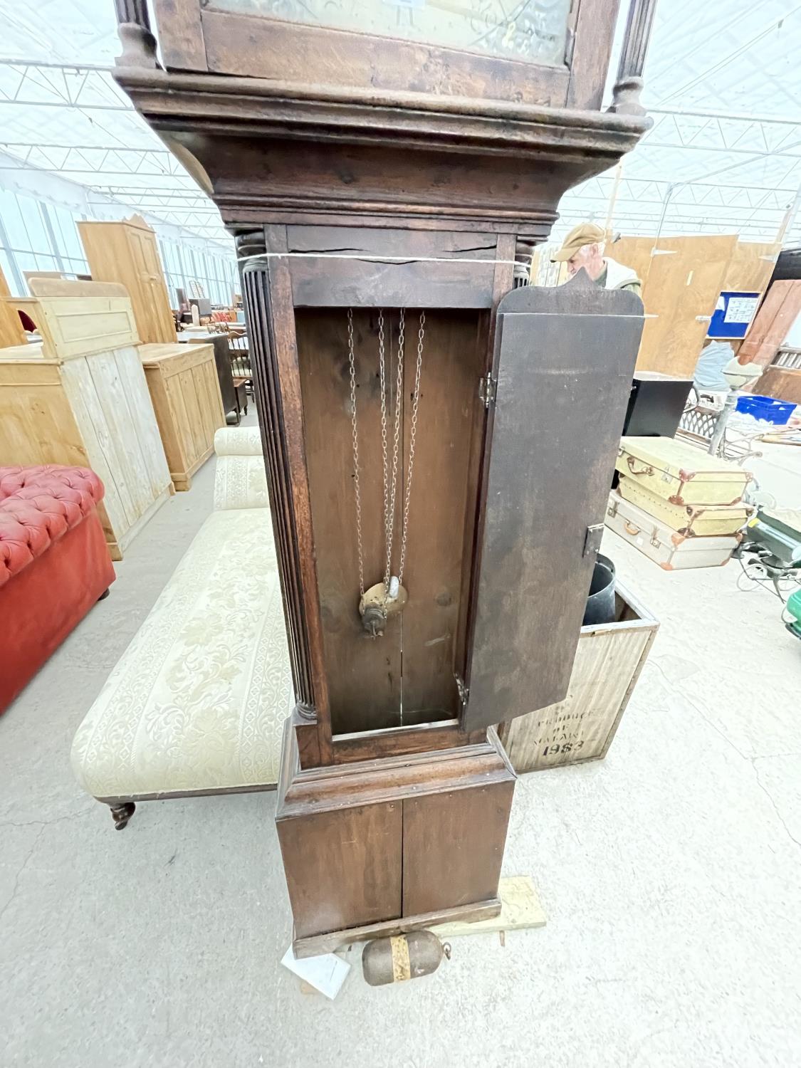 AN 18TH CENTURY OAK LONGCASE CLOCK BY FEARNLY, WIGAN, WITH SQUARE BRASS DIAL - Bild 4 aus 4