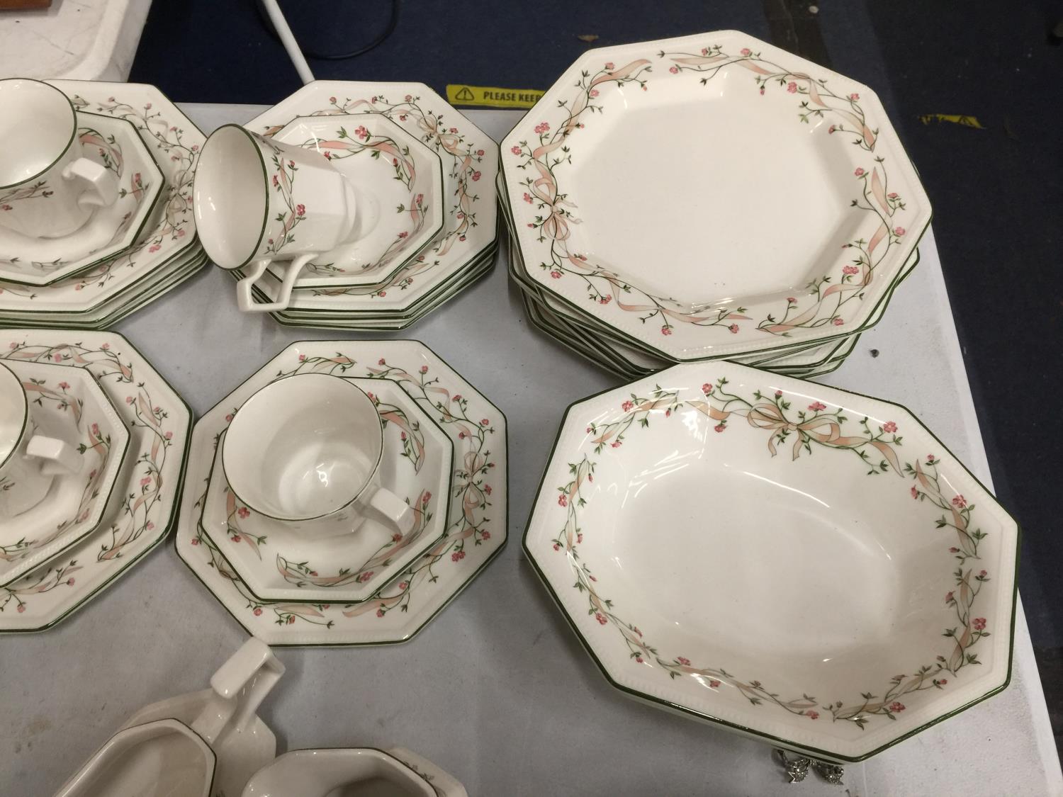 A LARGE AMOUNT OF JOHNSON BROTHERS 'ETTERNAL BEAU' DINNERWARE INCLUDING, DINNER AND SIDE PLATES, - Image 6 of 14