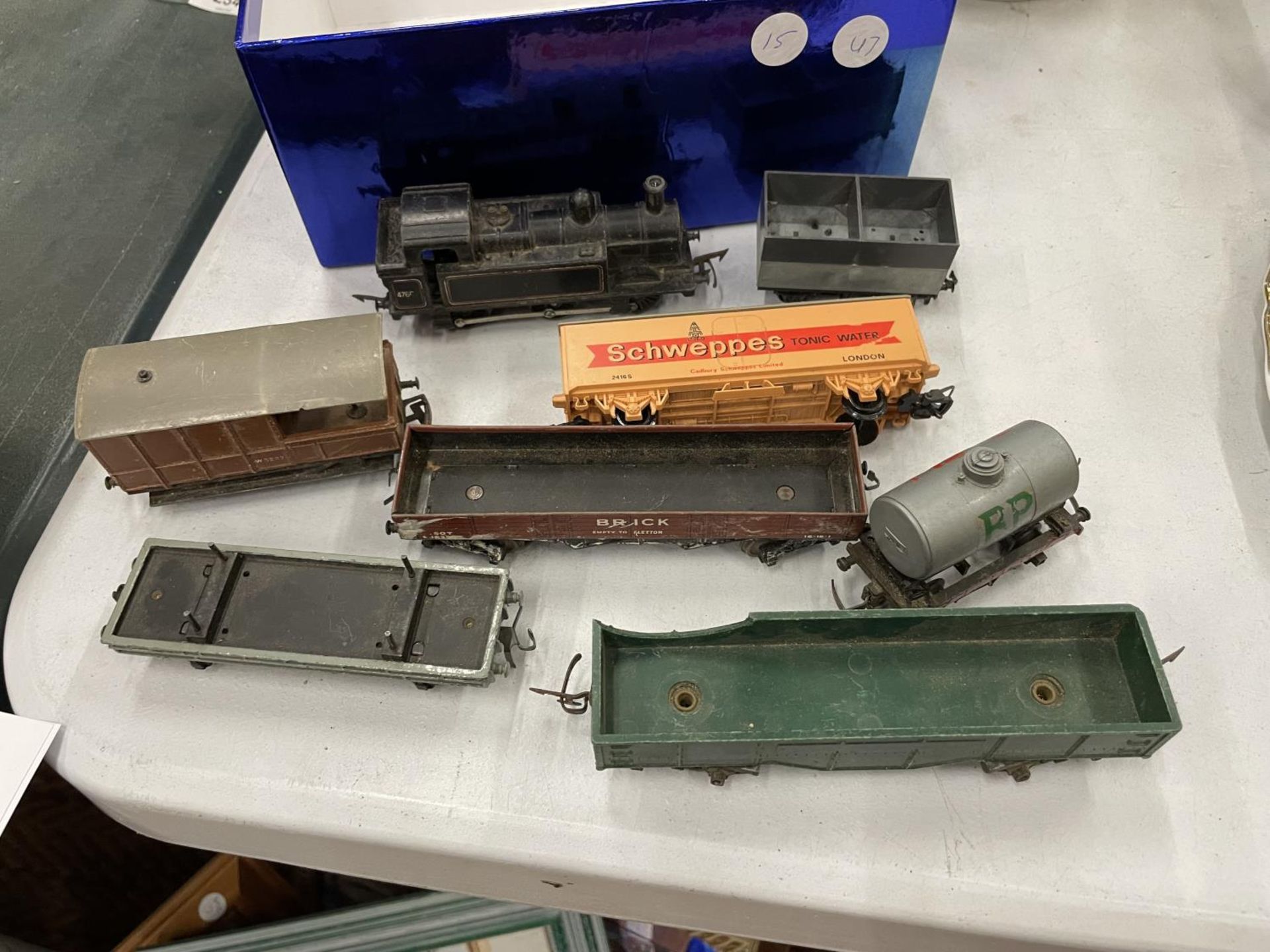 A QUANTITY OF ROLLING STOCK AND SHUNTER TO INCLUDE TRI-ANG AND HORNBY