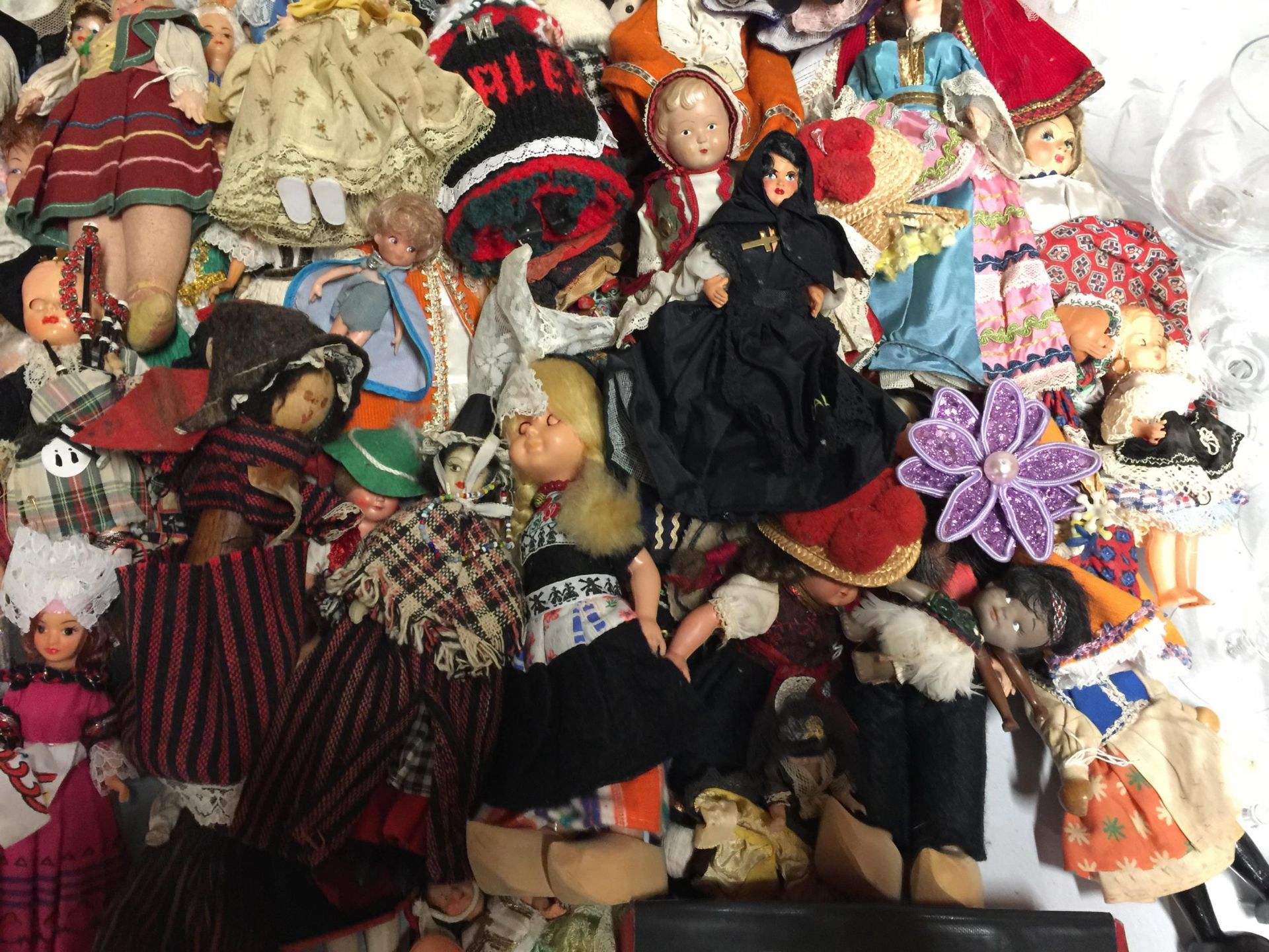 A LARGE QUANTITY OF COLLECTABLE DOLLS IN VARIOUS COSTUMES - Image 3 of 6