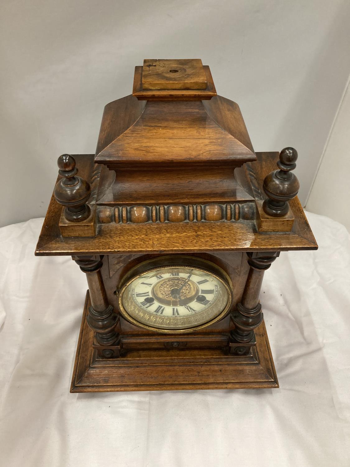 A MAHOGANY CASED MANTLE CLOCK WITH COLUMN DECORATION AND ROMAN NUMERALS HEIGHT 38CM, WIDTH 26CM, - Bild 2 aus 6