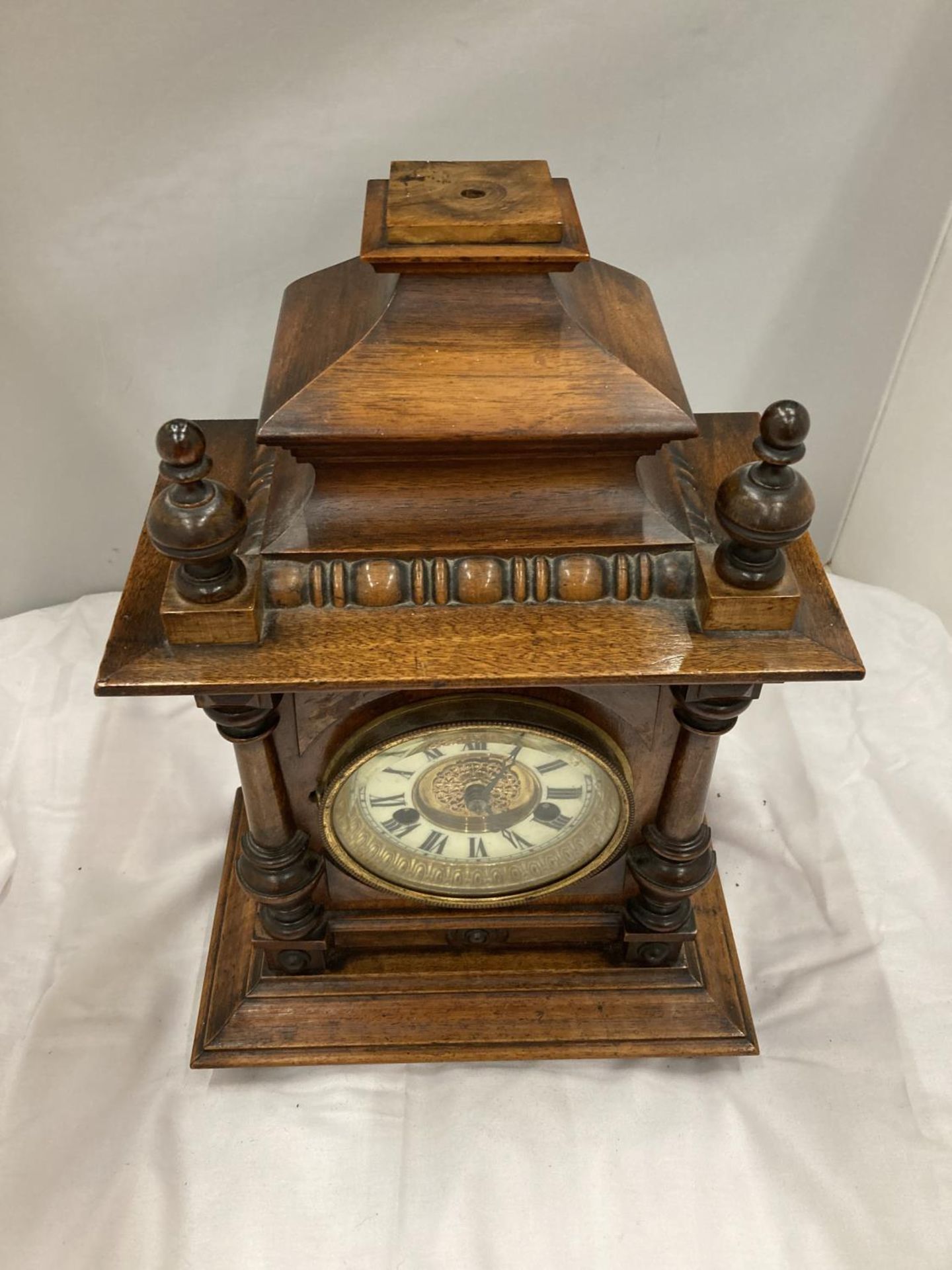 A MAHOGANY CASED MANTLE CLOCK WITH COLUMN DECORATION AND ROMAN NUMERALS HEIGHT 38CM, WIDTH 26CM, - Image 2 of 6