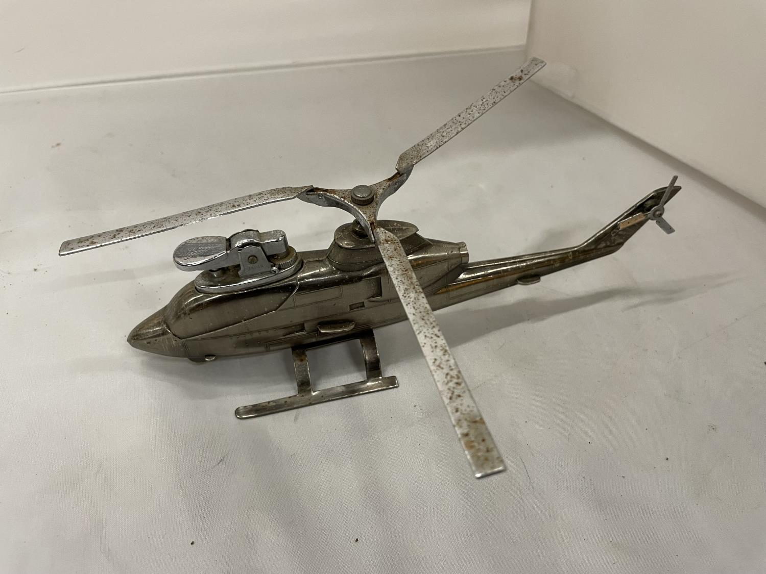 A RARE 1967 RETRO JAPANESE PLATED HUEY COBRA CIGARETTE LIGHTER IN THE FORM OF A HELICOPTER - Bild 2 aus 3