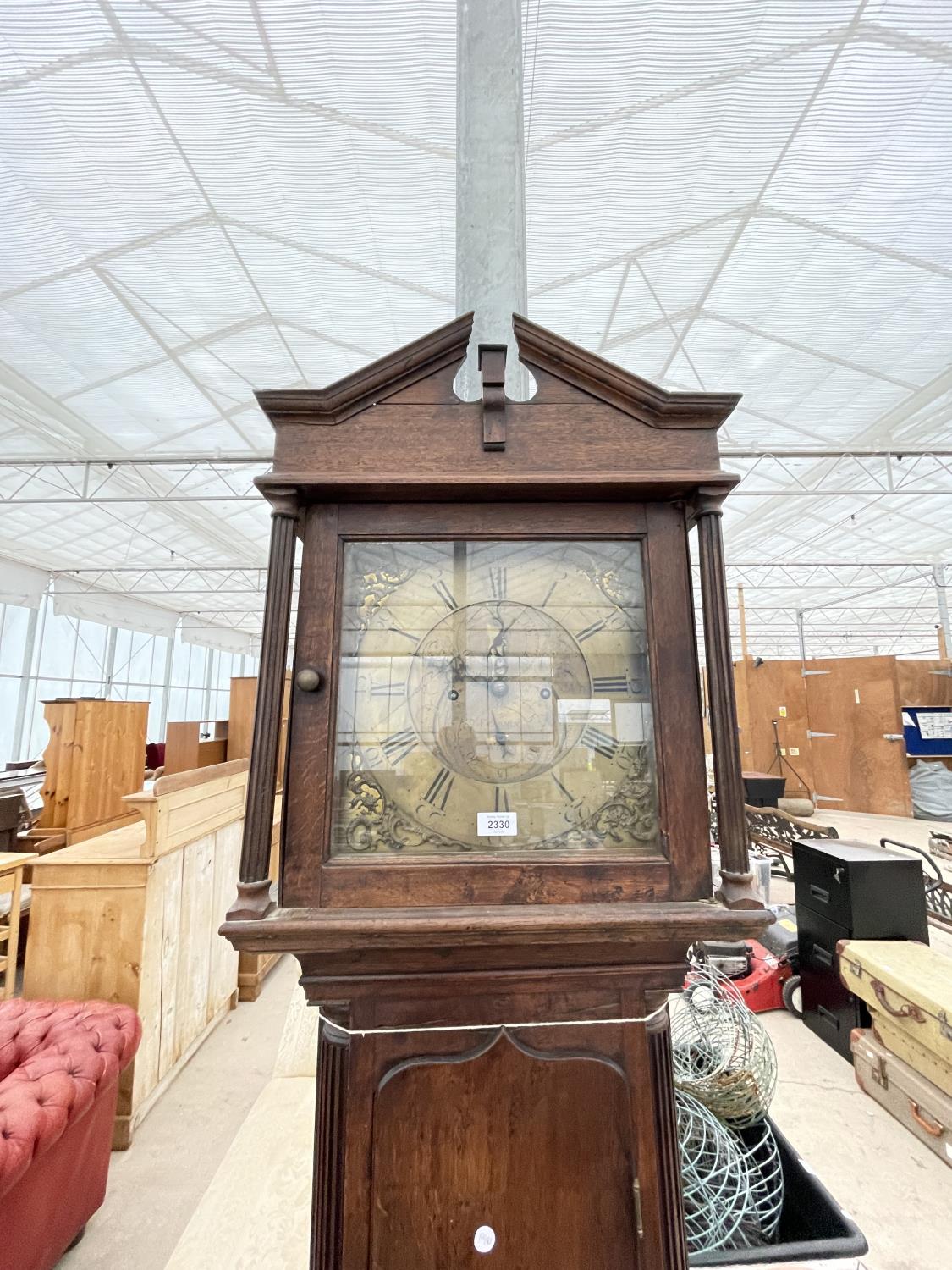 AN 18TH CENTURY OAK LONGCASE CLOCK BY FEARNLY, WIGAN, WITH SQUARE BRASS DIAL - Bild 2 aus 4