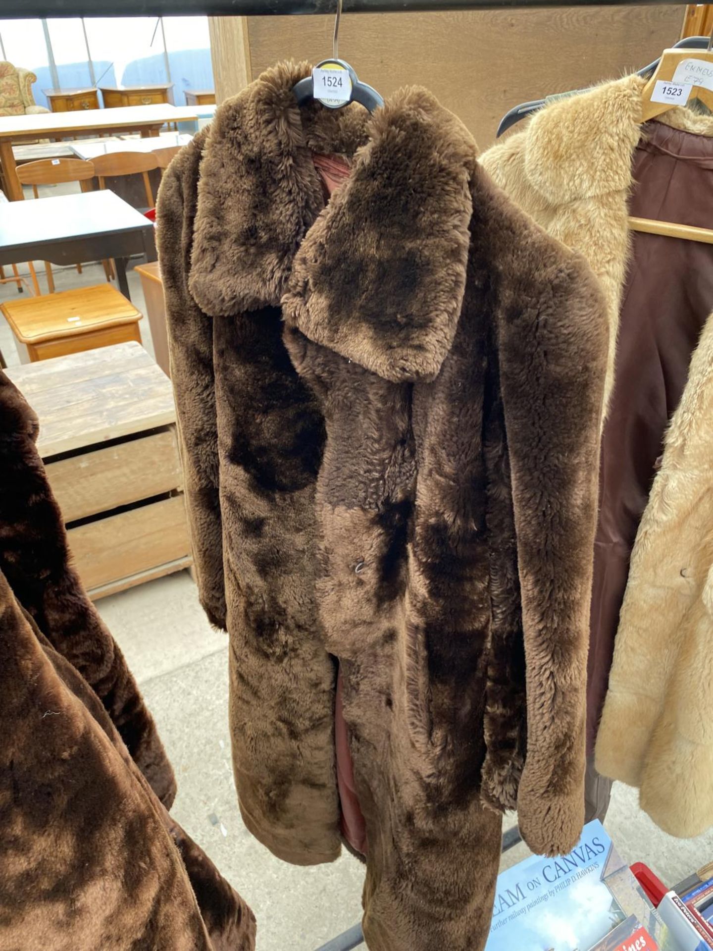 AN ASSORTMENT OF LADIES FUR COATS AND STOLES - Image 2 of 6