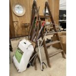 AN ASSORTMENT OF GARDEN TOOLS TO INCLUDE A VINTAGE FOUR RUNG WOODEN STEP LADDER, RAKES, SHEARS AND