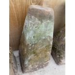 A LARGE VINTAGE STADDLE STONE PEDESTAL BASE (H:80CM)