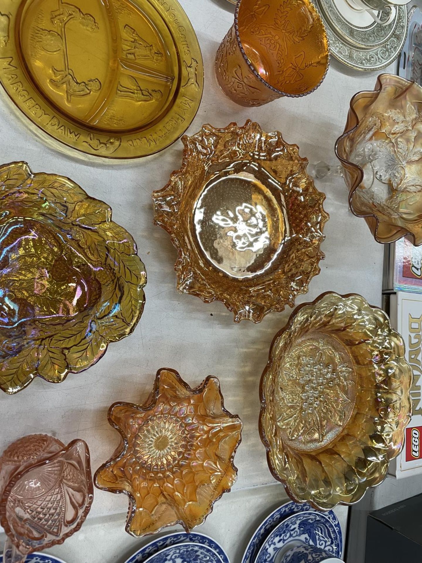 A QUANTITY OF MAINLY AMBER COLOURED CARNIVAL GLASS TO INCLUDE BOWLS, CUPS, ETC - Image 4 of 6