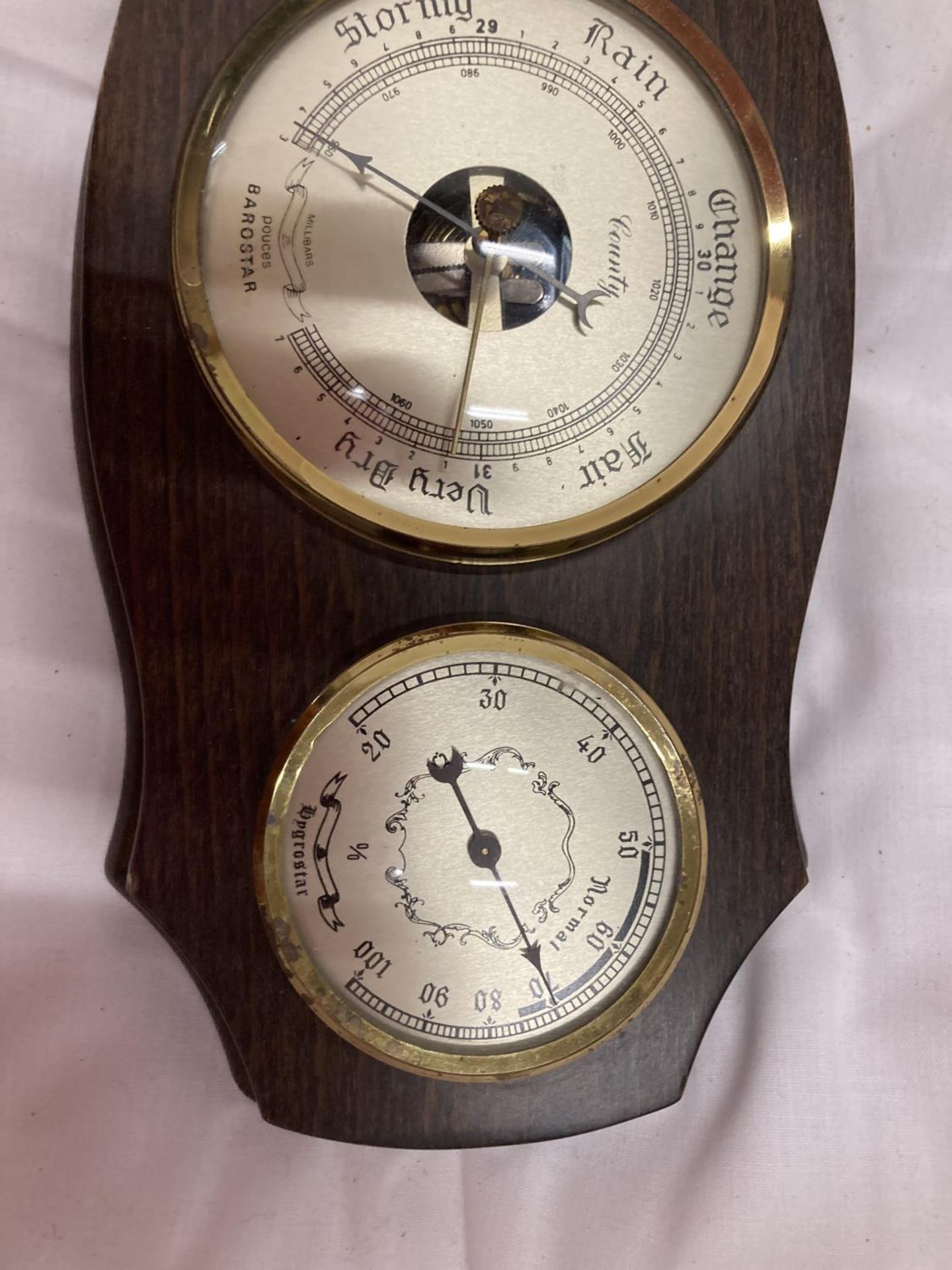 A FRAMED WOODEN WALL HANGING BAROMETER - Image 4 of 5