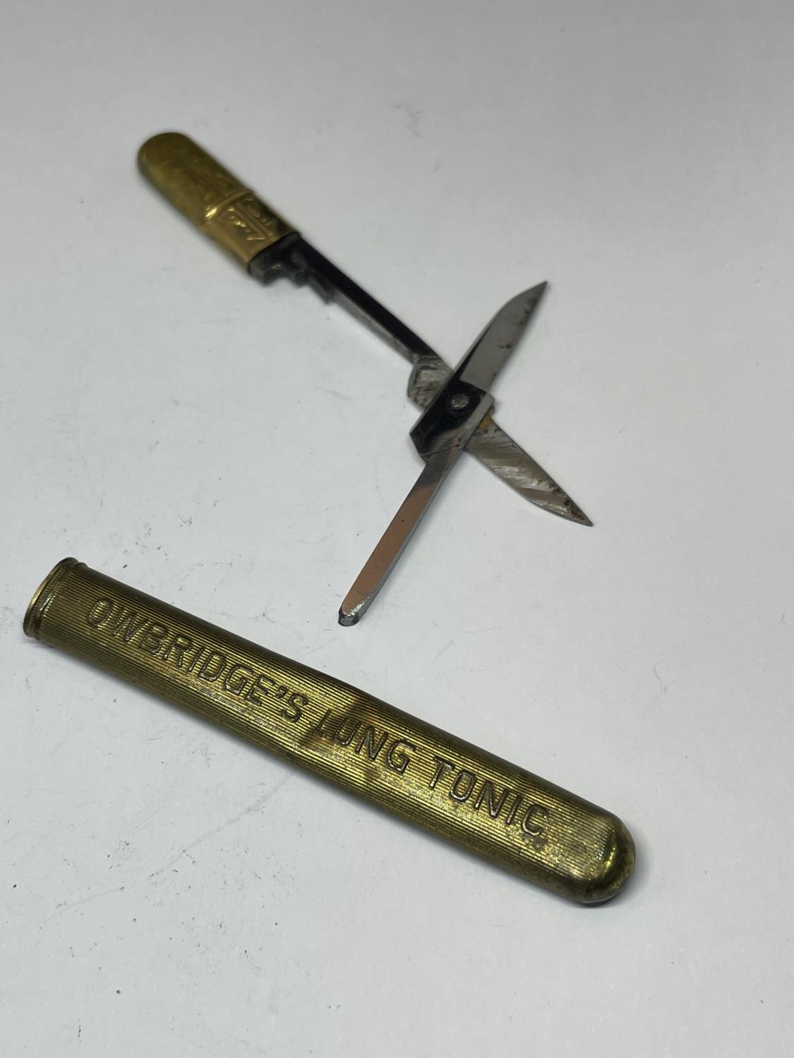 A VINTAGE METAL MATCH BOX AND A PAIR OF TRAVEL SCISSORS - Bild 2 aus 5