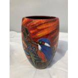 AN ANITA HARRIS HAND PAINTED AND SIGNED IN GOLD KINGFISHER VASE