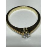 A 9 CARAT GOLD RING WITH A CENTRE CLEAR STONE SIZE M/N