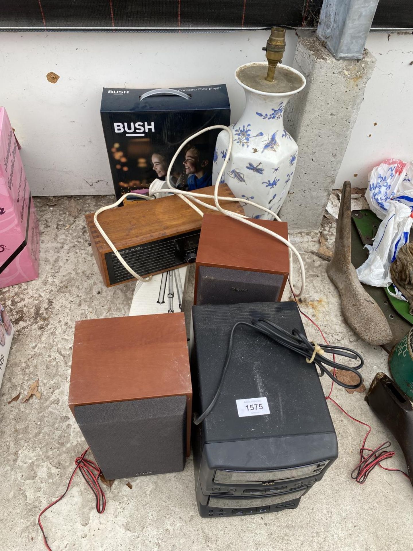 AN ASSORTMENT OF ITEMS TO INCLUDE A JVC STEREO, TWO SONY SPEAKERS AND A CERAMIC TABLE LAMP ETC