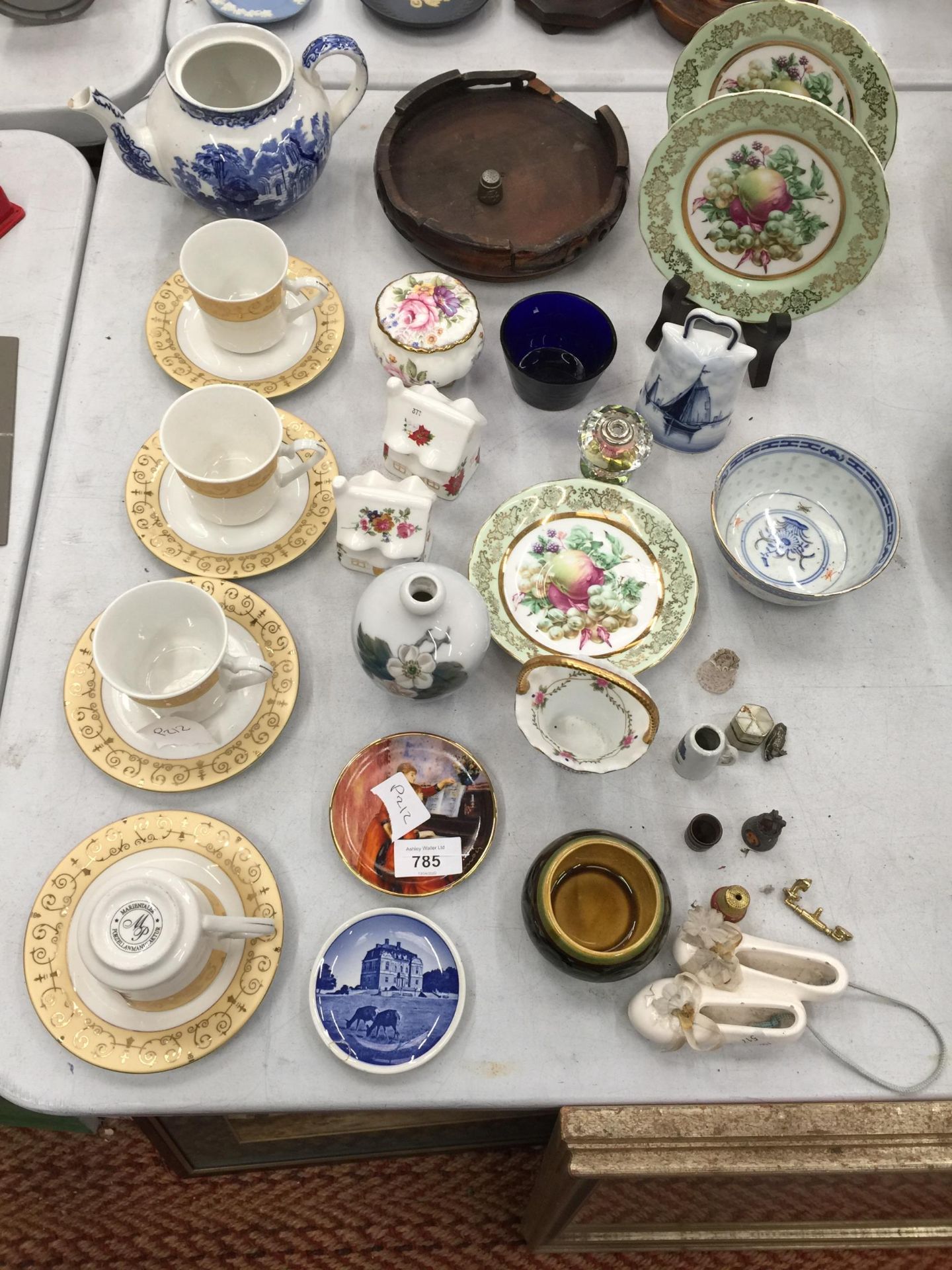 A COLLECTION OF CERAMICS AND CHINA TO INCLUDE CUPS AND SAUCERS, PLATES, COTTAGES, THIMBLES, ETC