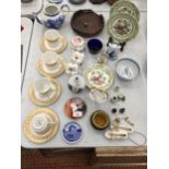 A COLLECTION OF CERAMICS AND CHINA TO INCLUDE CUPS AND SAUCERS, PLATES, COTTAGES, THIMBLES, ETC