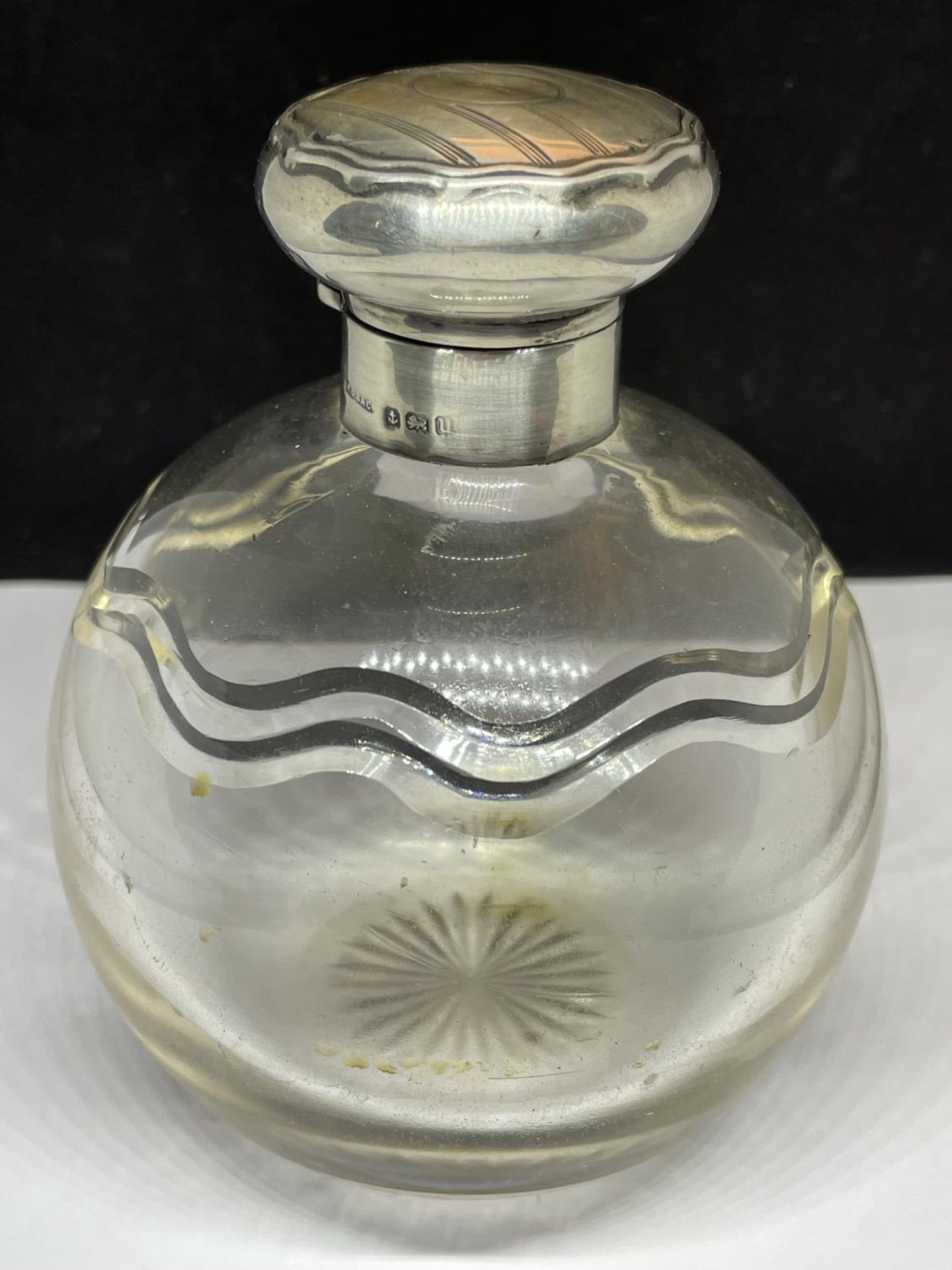 A LARGE GLASS PERFUME BOTTLE WITH HALLMARKED BIRMINGHAM SILVER TOP AND A STOPPER - Image 2 of 10