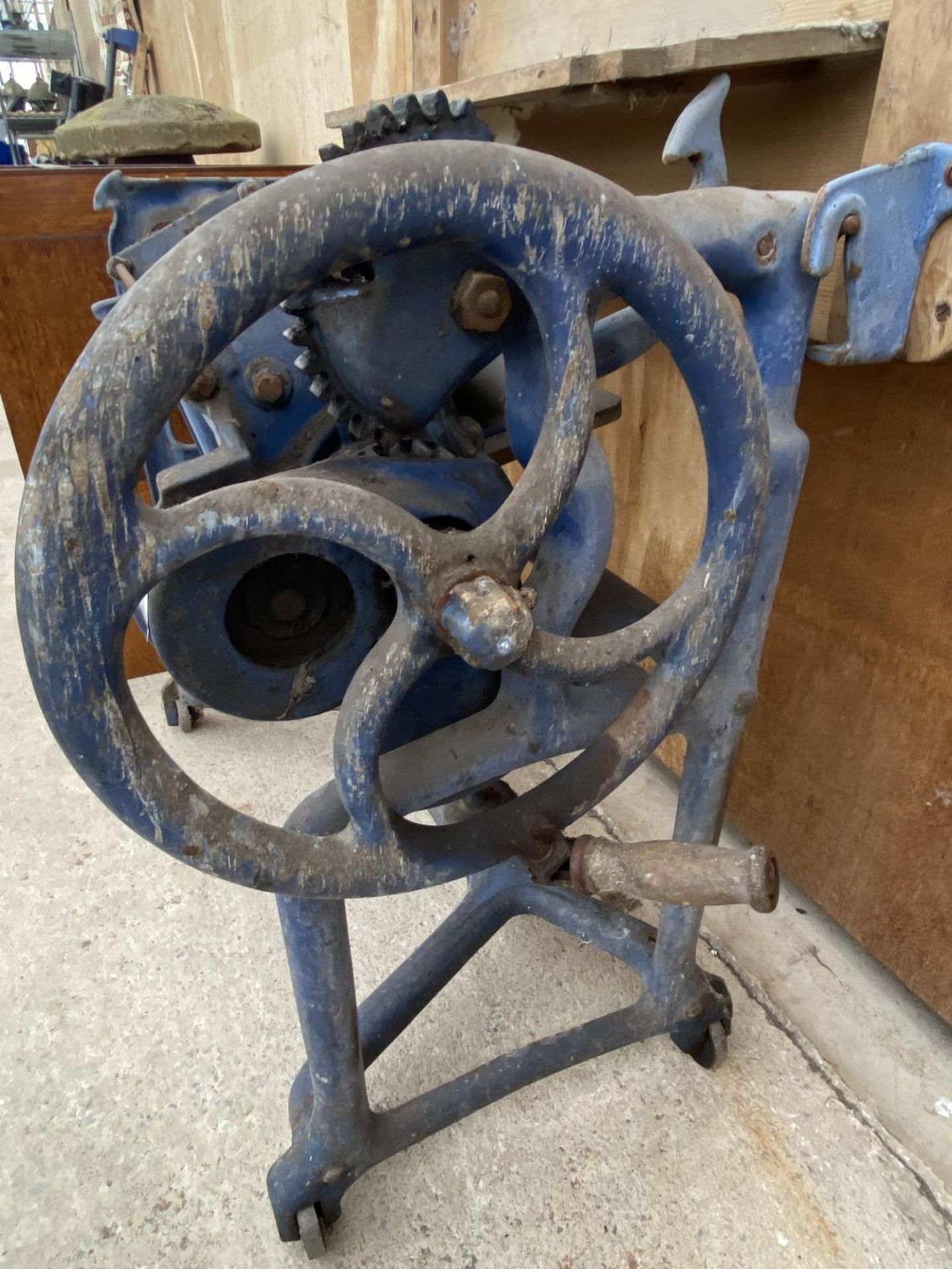 A VINTAGE CAST IRON EWBANK MANGLE IN WORKING CONDITION - Image 3 of 8