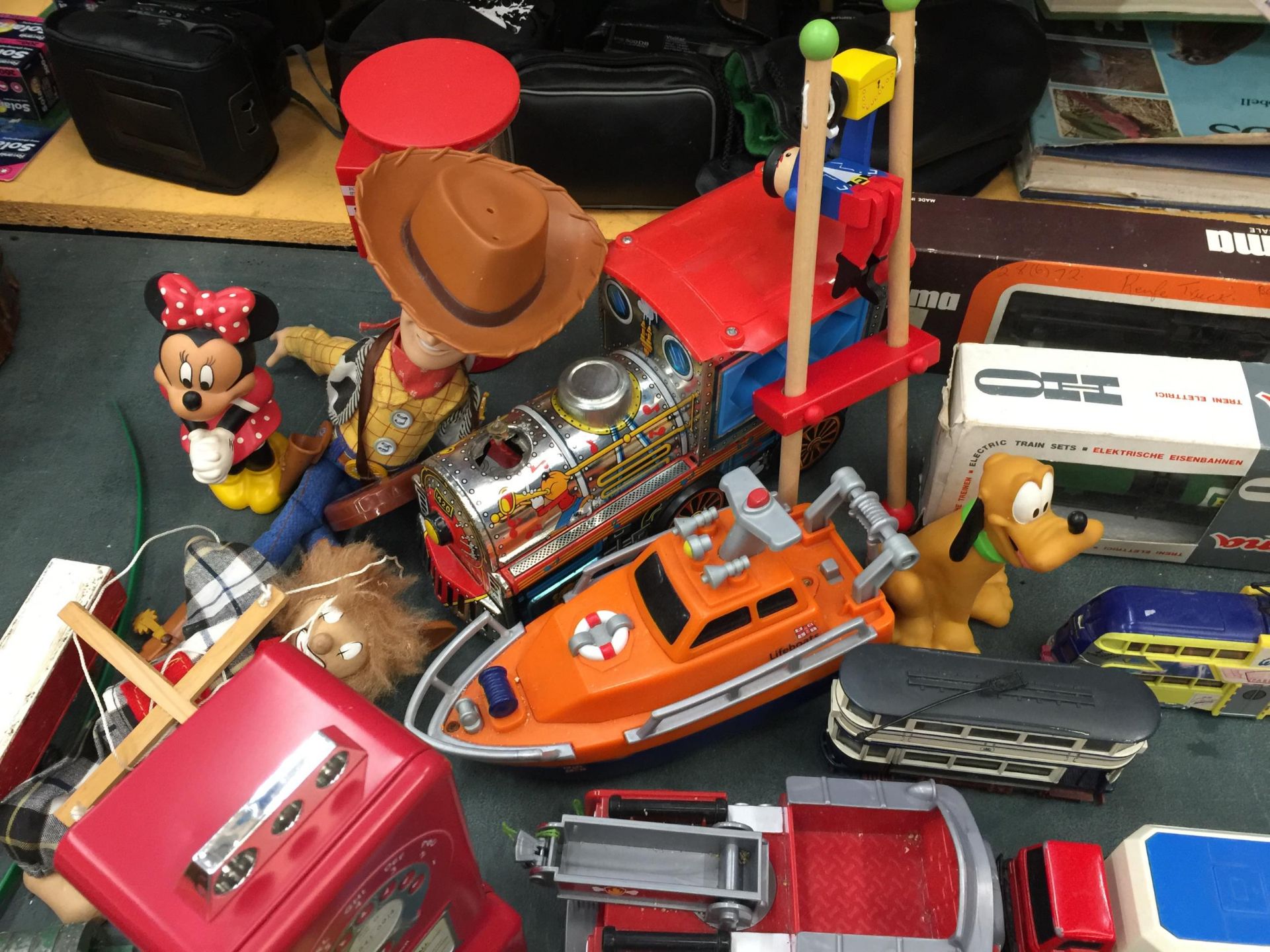 A QUANTITY OF TOYS TO INCLUDE DIE-CAST CARS, TOY STORY 'WOODY', DISNEY FIGURES, ETC - Image 13 of 14