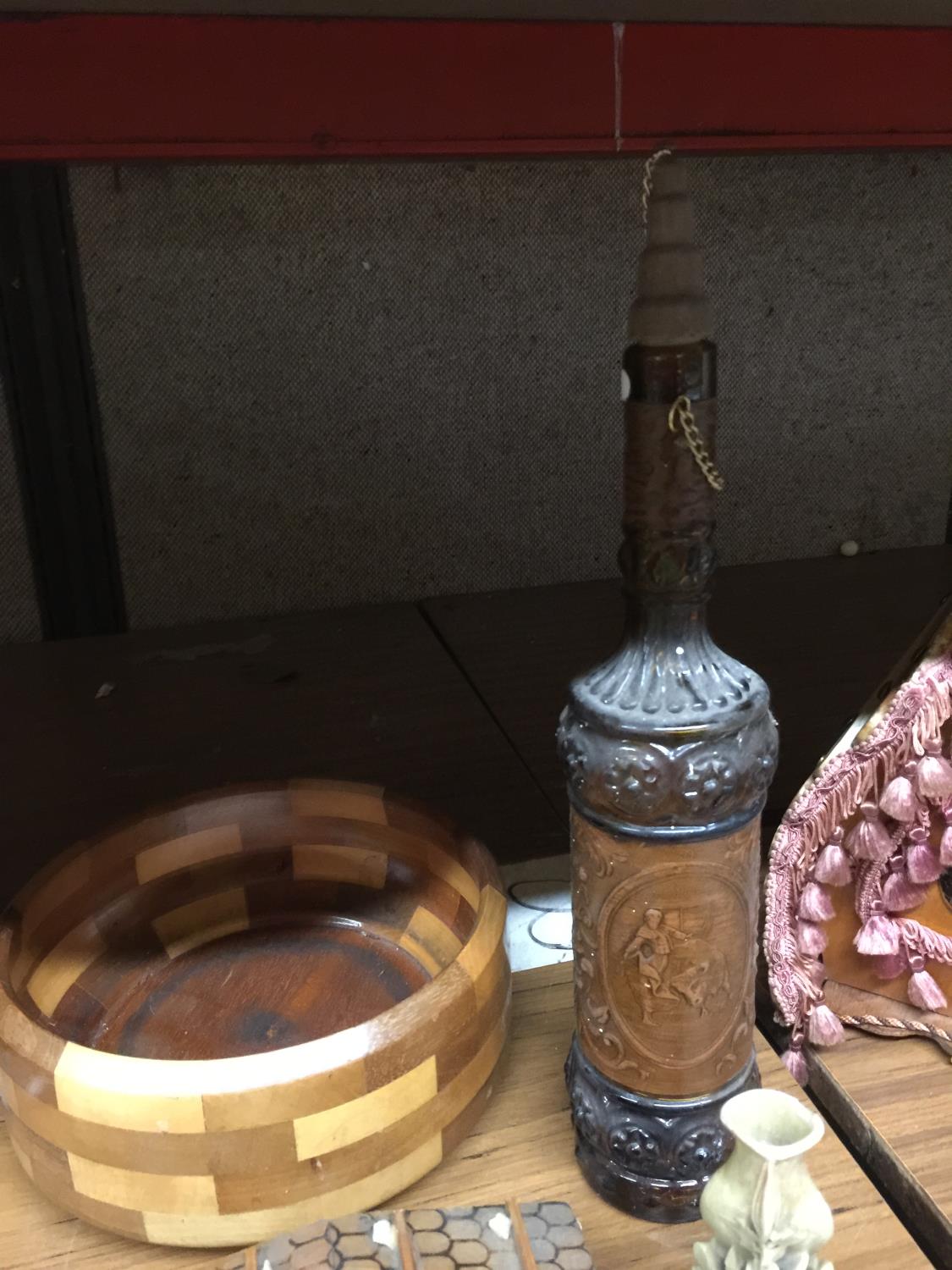 A QUANTITY OF TREEN ITEMS INCLUDING A MUSICAL BOX, CRUMB TRAY AND BRUSH, BOWL, ORIENTAL STYLE - Bild 4 aus 6