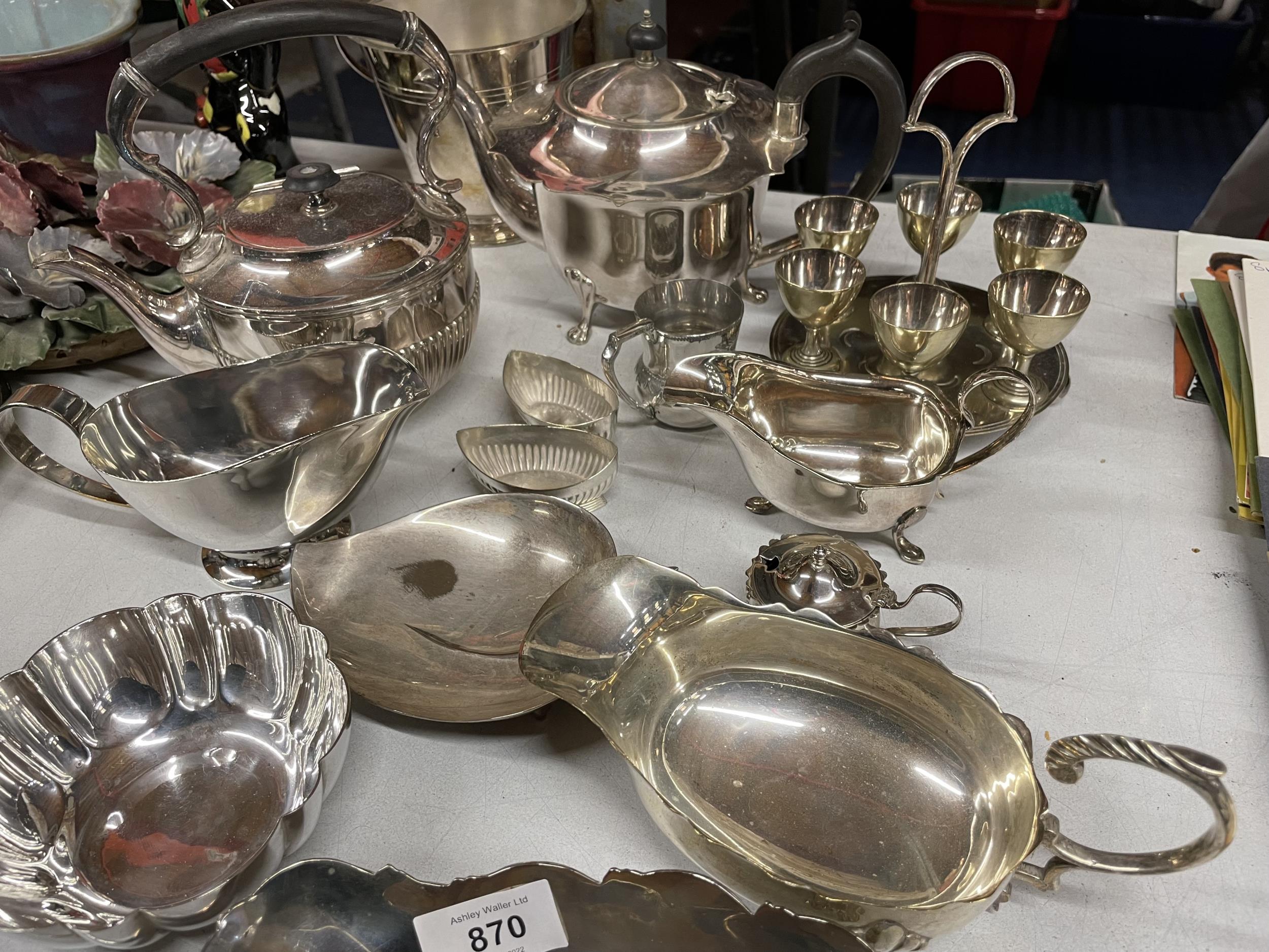 A COLLECTION OF SILVER PLATED ITEMS TO INCLUDE TEAPOTS, SAUCEBOATS, BOWLS, ICE BUCKET, ETC - Image 3 of 4