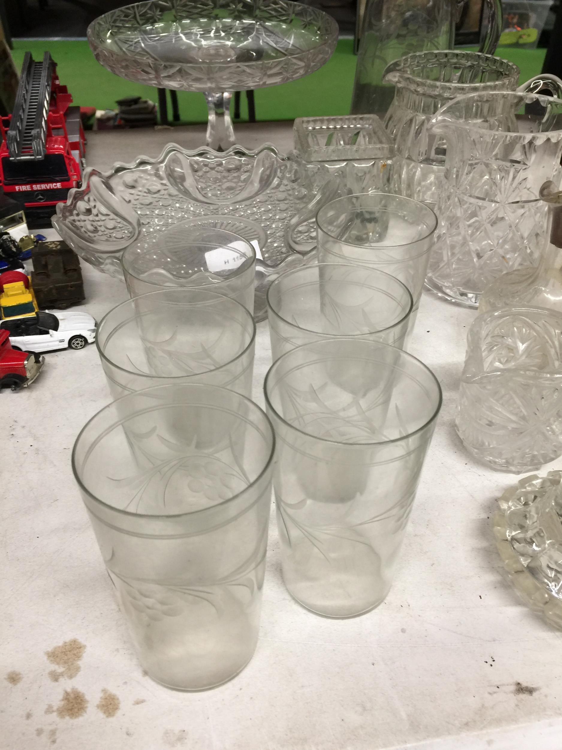A QUANTITY OF GLASSWARE INCLUDING ETCHED TUMBLERS, CAKE STANDS, JUGS, ETC - Image 2 of 6