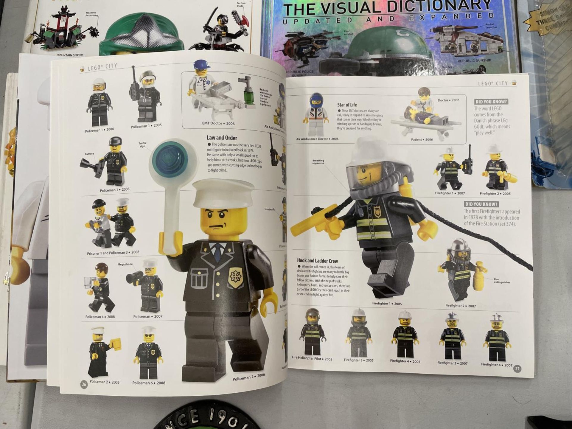 A QUANTITY (4) OF LEGO BOOKS - TWO WITH FIGURES - INCLUDING STAR WARS 'THE VISUAL DICTIONARY, ' - Image 3 of 3