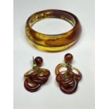 AN AMBER STYLE BANGLE AND MATCHING DROP EARRINGS