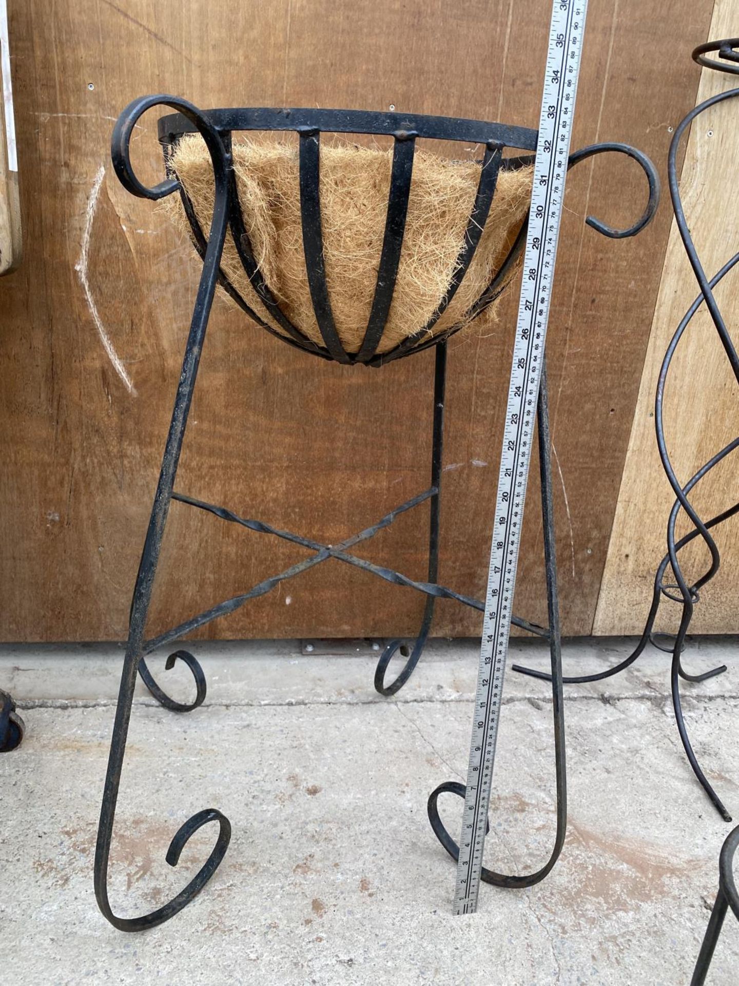 AN ASSORTMENT OF WROUGHT IRON GARDEN ITEMS TO IJNCLUDE PLANT STANDS AND A PAIR OF BASKET PLANTERS - Image 3 of 6