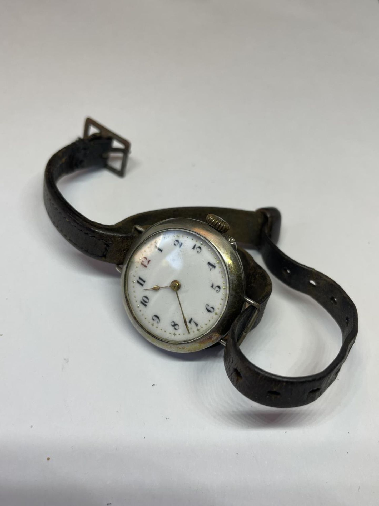 A MARKED 925 VINTAGE WRIST WATCH WITH A LEATHER STRAP IN A PRESENTATION BOX