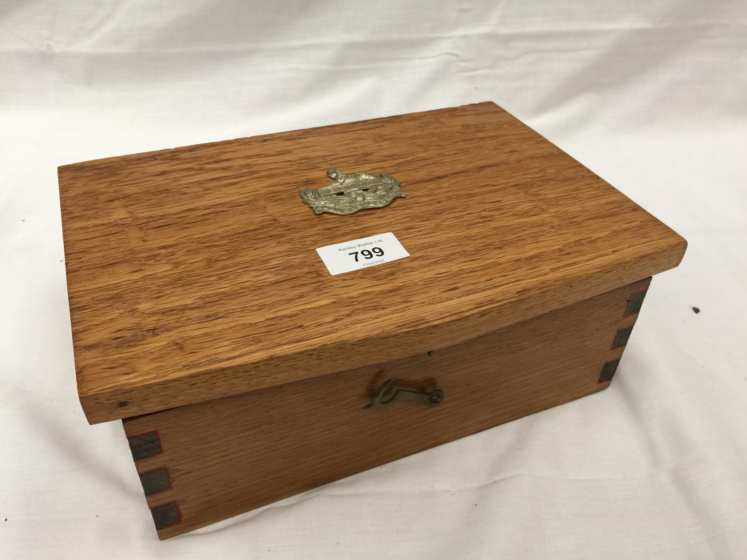 AN OAK BOX WITH A MILITARY EMBLEM CONTAINING MEDALS, BADGES, COINS, PEN KNIFE, LIGHTERS, ETC - Bild 2 aus 10