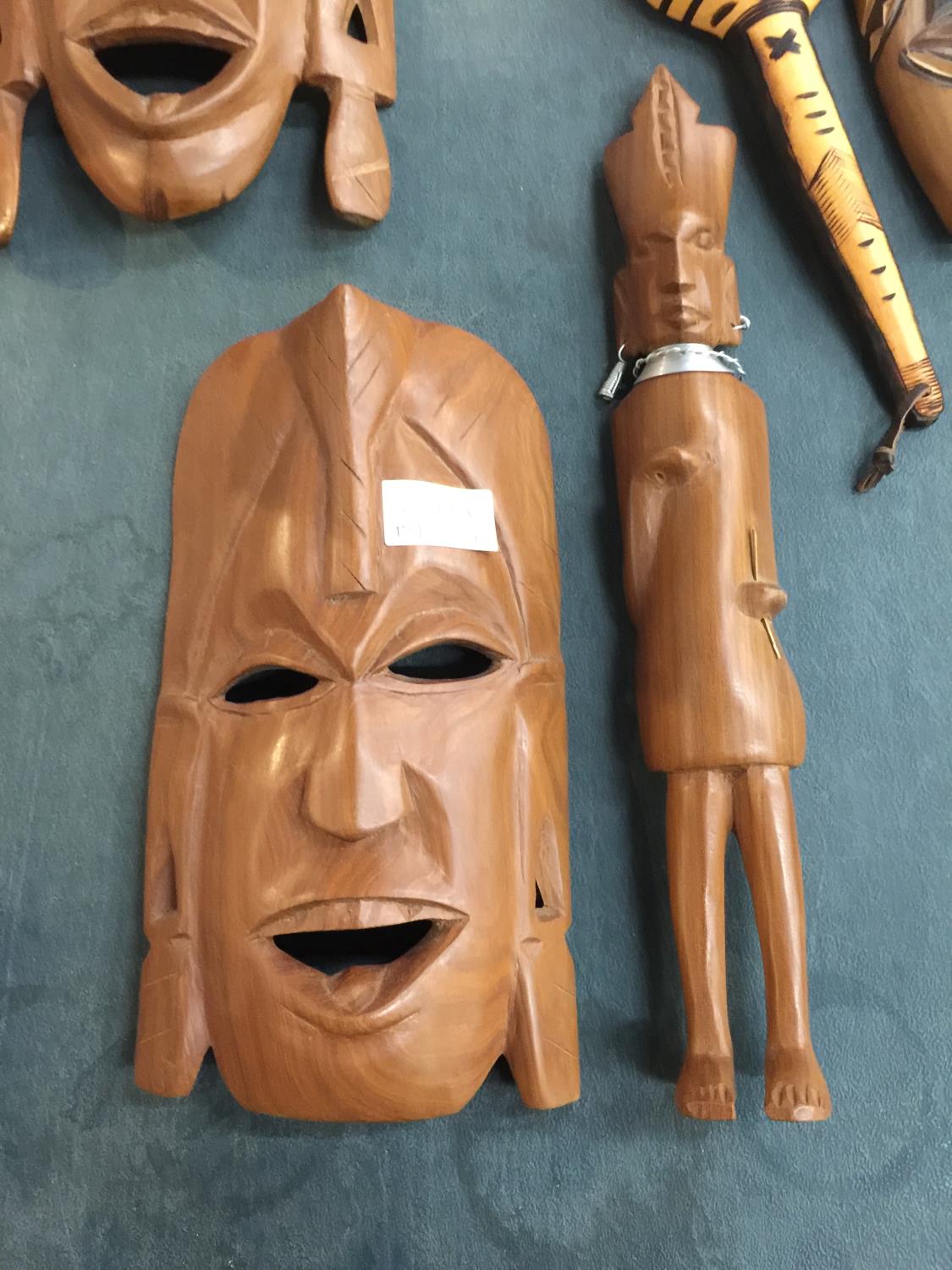 A QUANTITY OF TREEN ITEMS TO INCLUDE AFRICAN MASKS, FIGURES, BOX, COASTERS, ETC - Bild 2 aus 6