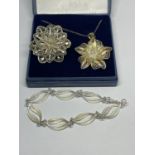 A MARKED 925 SILVER SET OF A NECKLACE WITH FLOWER PENDANT, A BRACELET AND A BROOCH