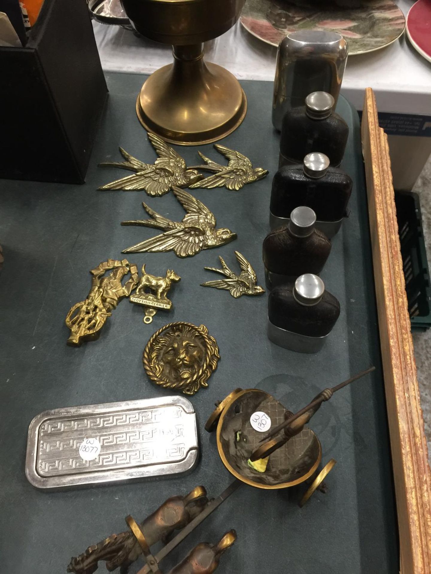 A QUANTITY OF BRASSWARE TO INCLUDE WALL MOUNTED BIRDS, OIL LAMP, CHARIOT AND HORSES, HIP FLASKS, ETC - Image 6 of 6